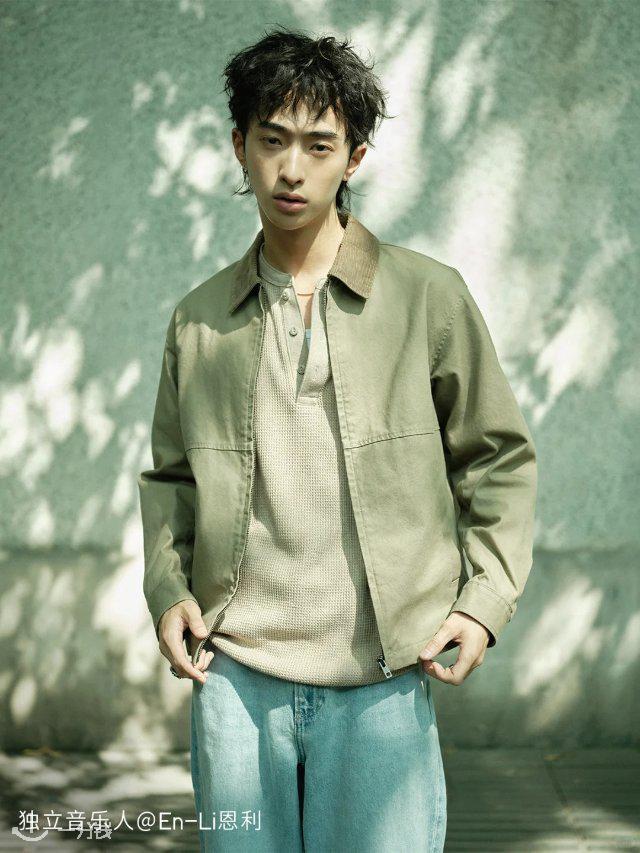 跟随镜头捕捉早秋出街穿搭_1_优衣库UNIQLO_来自小红书网页版.jpg