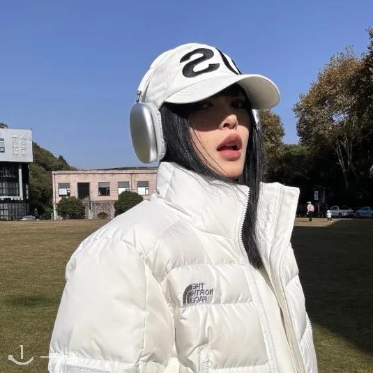 女士轻羽绒夹克