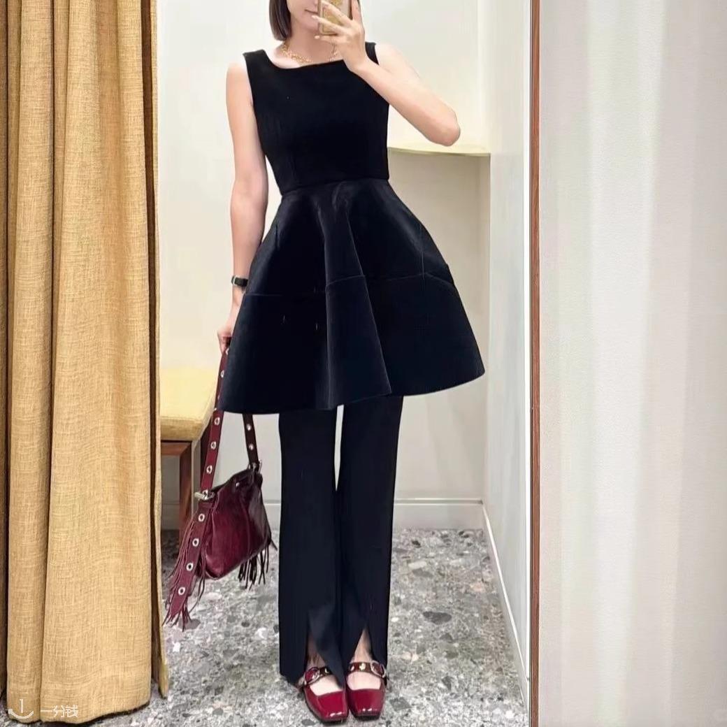 天鹅绒小黑裙