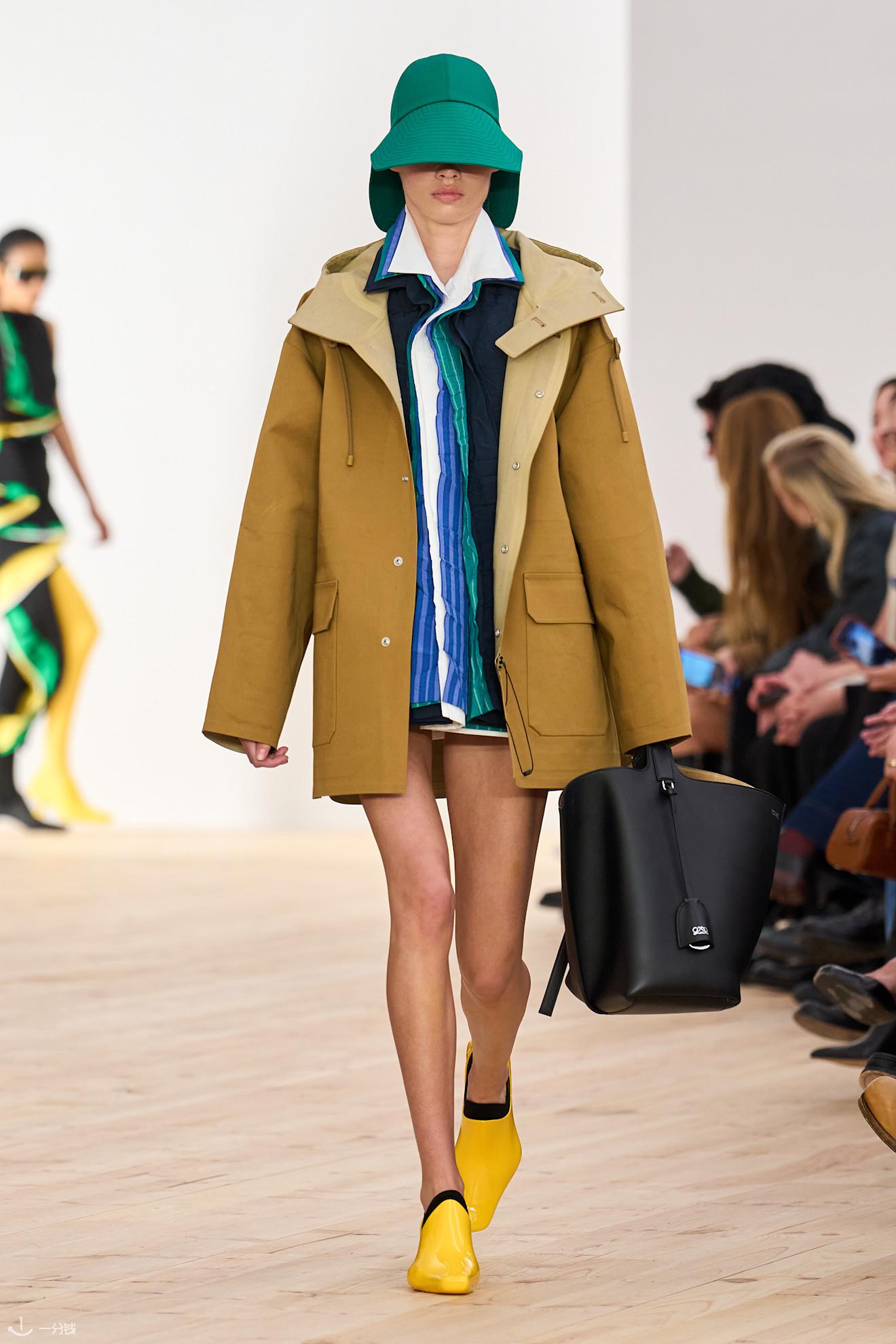 Loewe秀场造型。