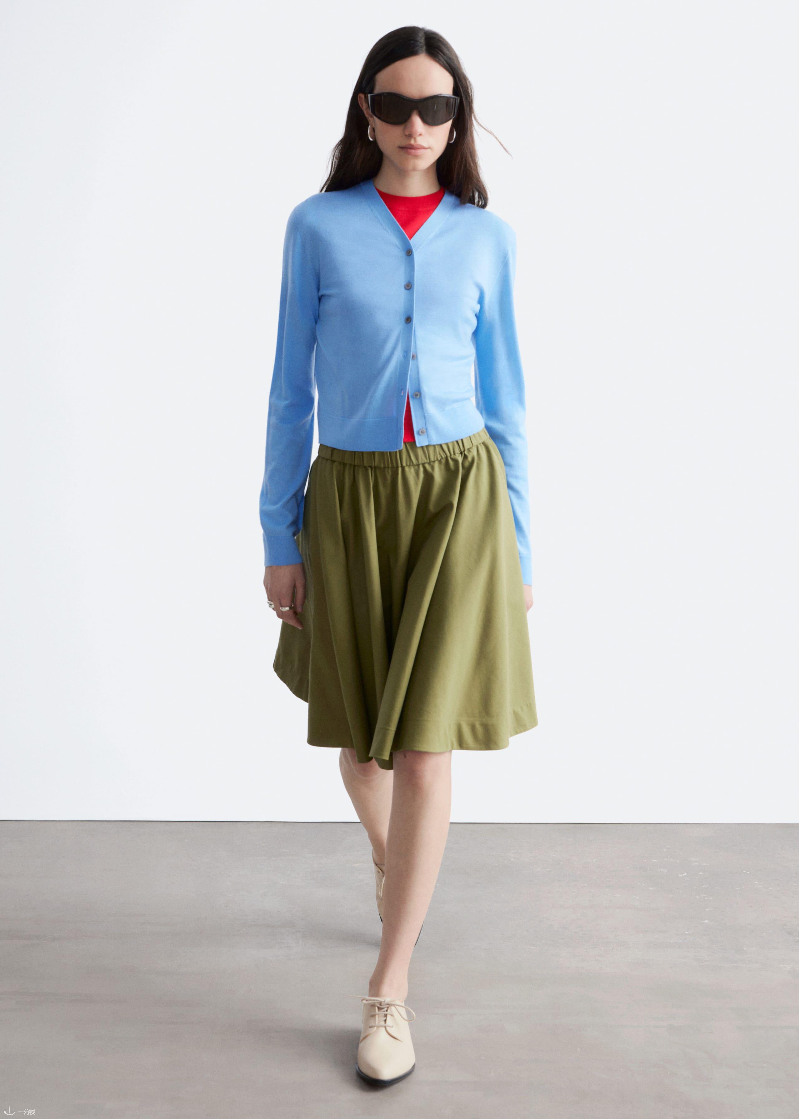 Cardigan court en cachemire - Bleu ciel - Lookbook