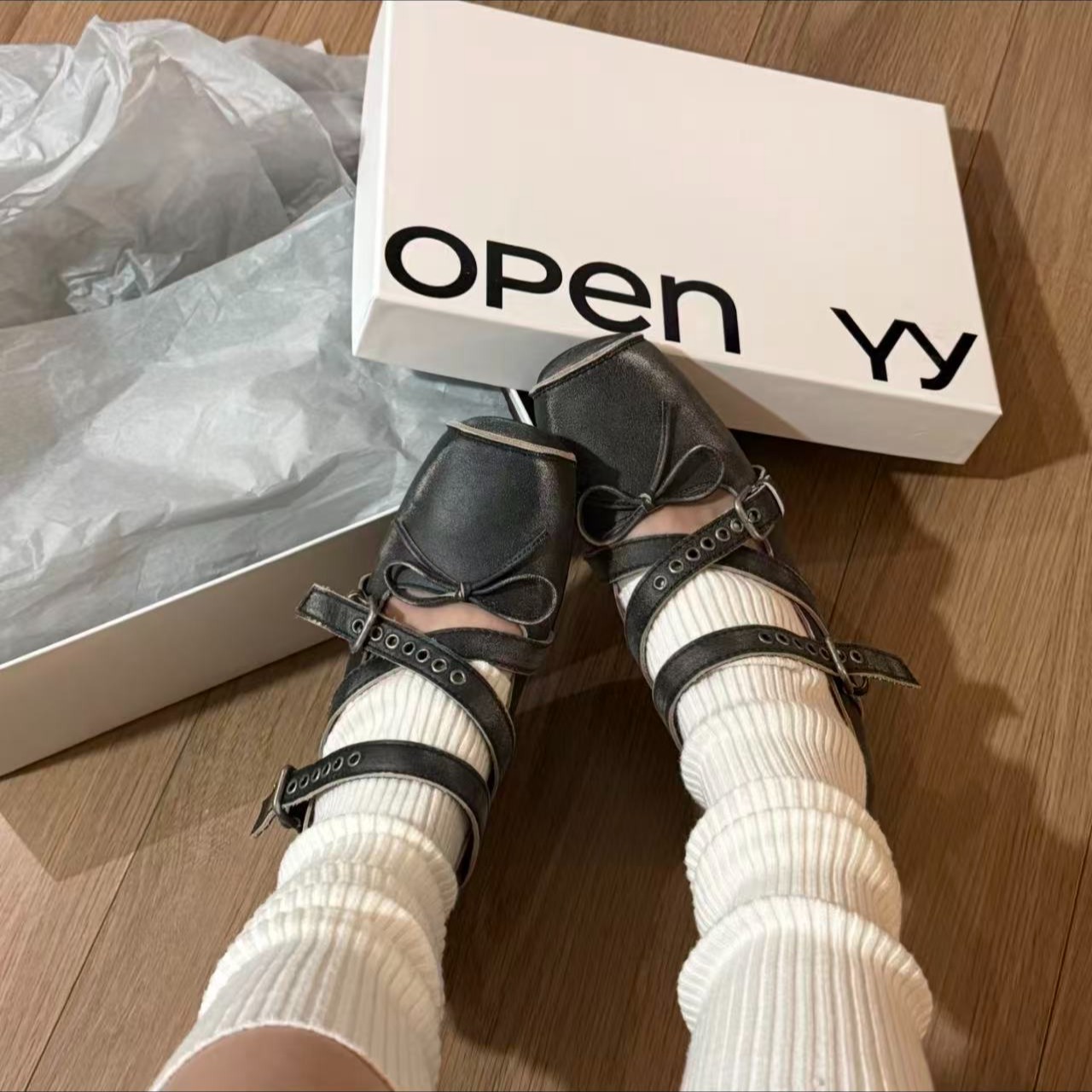 灰色交叉带芭蕾平底鞋