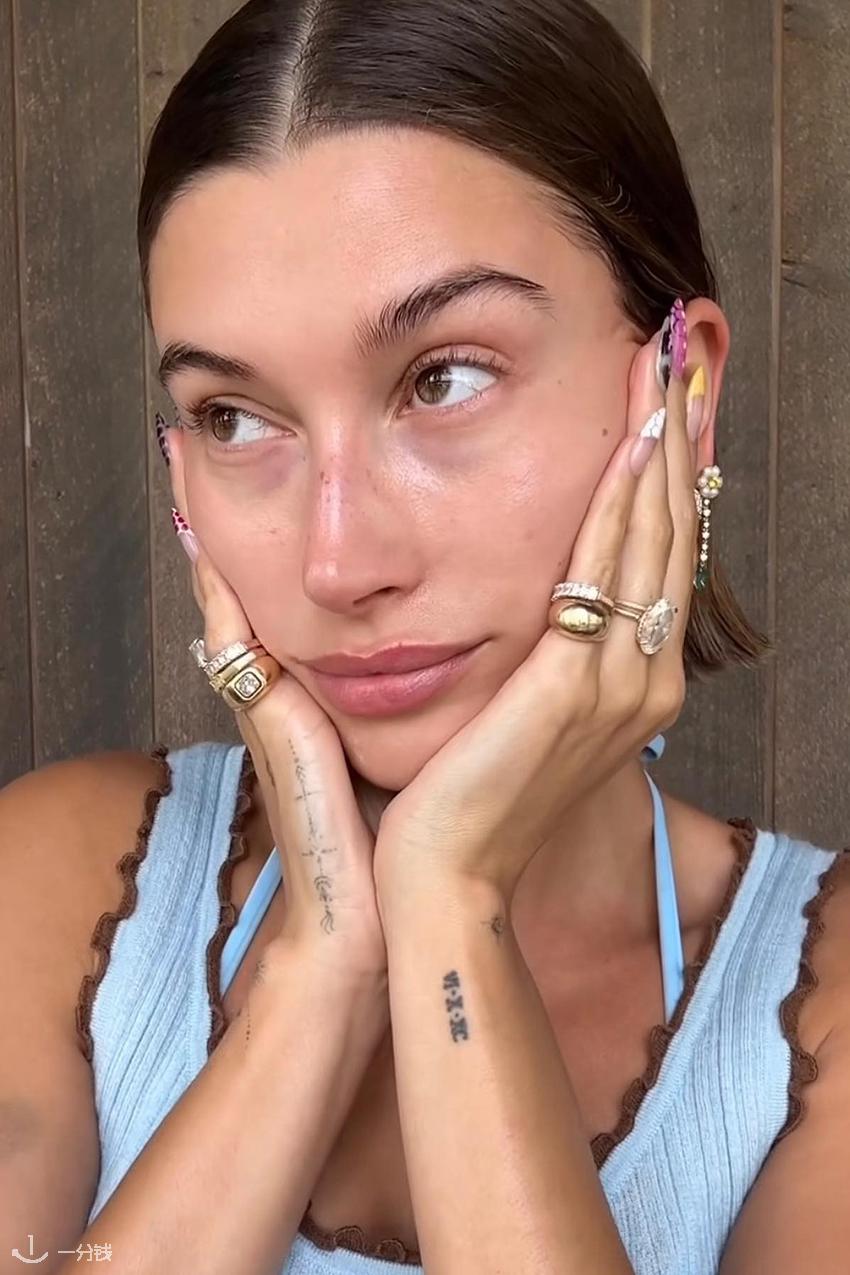 一位戴着多层金戒指的女士