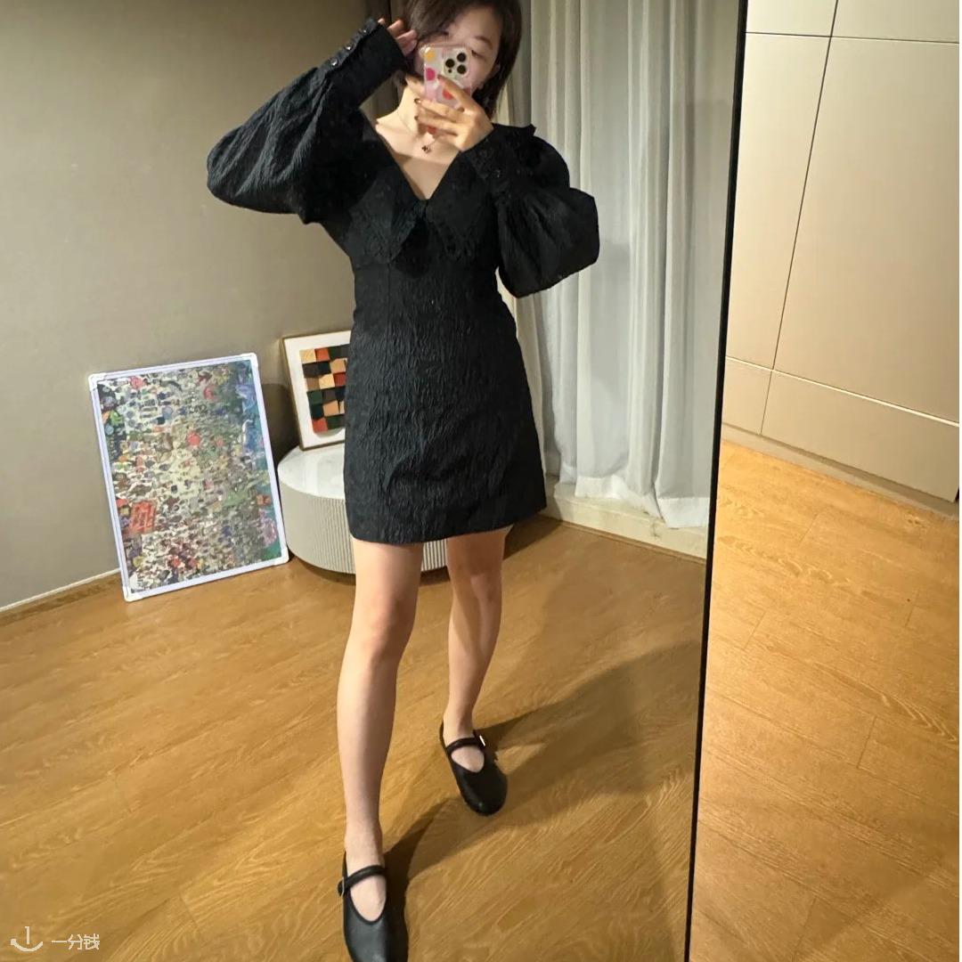 黑色泡泡袖娃娃领连衣裙