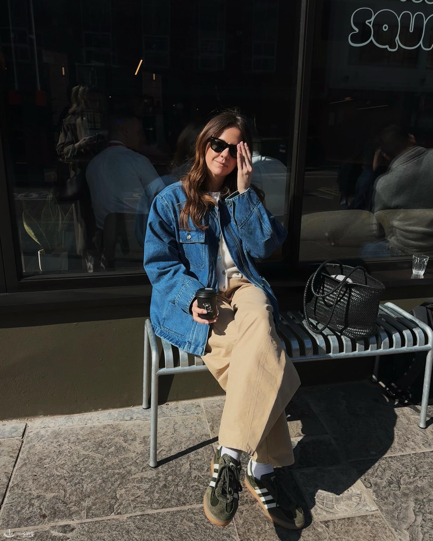 金·特金顿身穿牛仔夹克、卡其色牛仔裤和运动鞋。