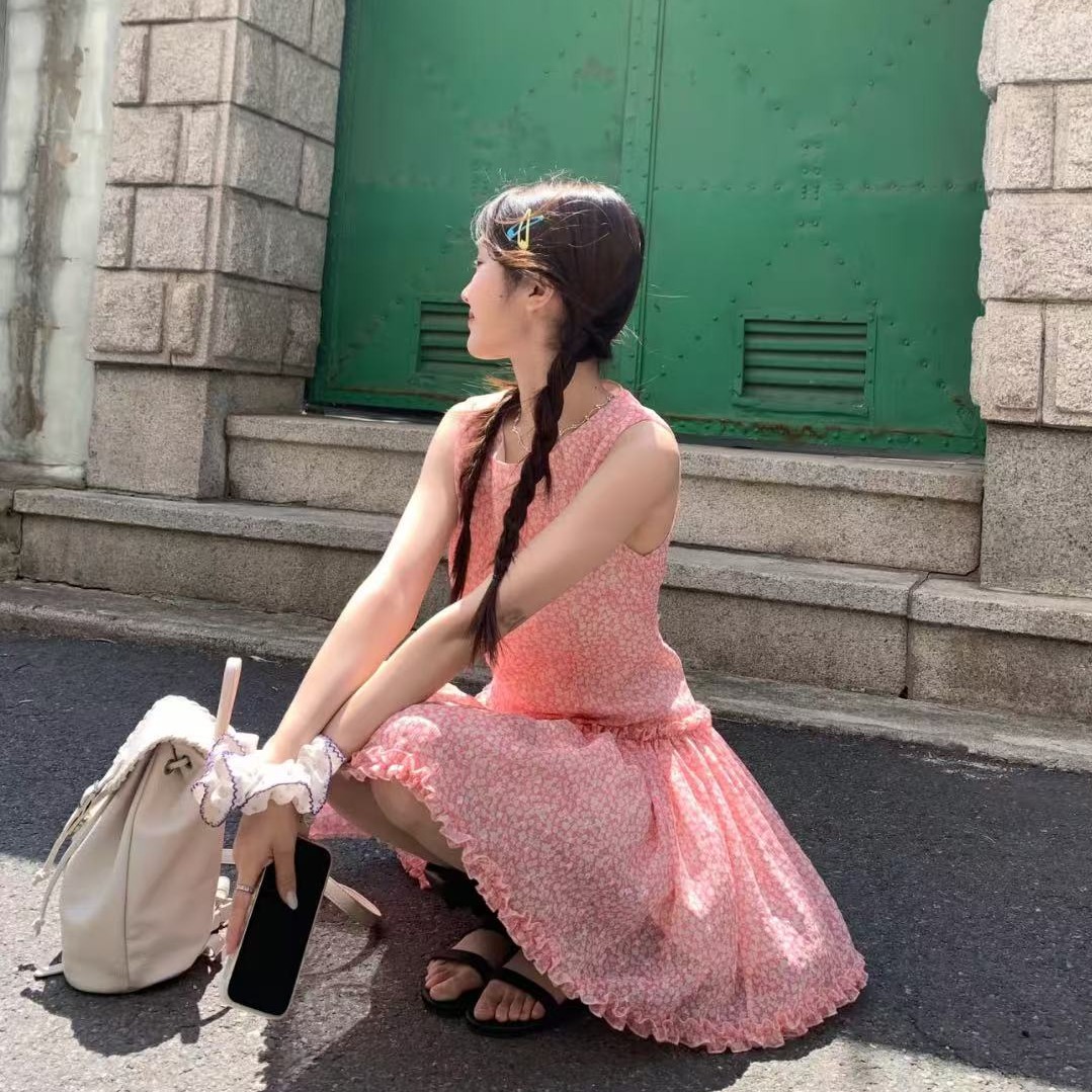 蕾丝花卉不对称吊带连衣裙