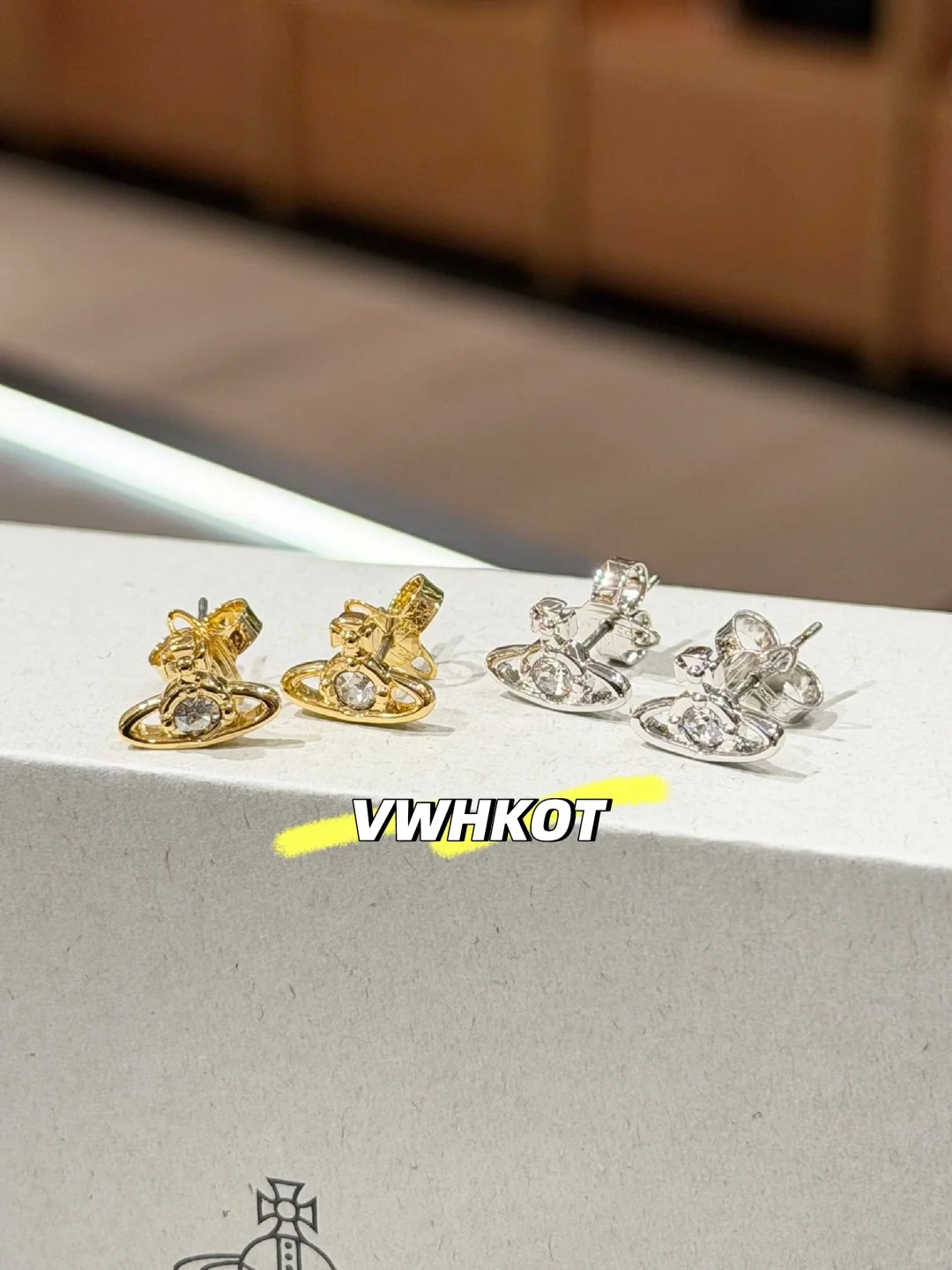 Vivienne Westwood 女款单钻耳钉