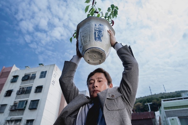 电影《幸福的选择》日本上映！李炳宪x孙艺珍首次共演，揭开中年求职的疯狂与温情