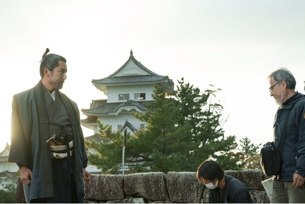 《黒牢城》日本上映！黑泽清导演挑战时代剧，本木雅弘与菅田将晖上演极致心理战！