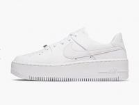 nike白色运动鞋