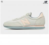 New Balance浅灰色跑鞋