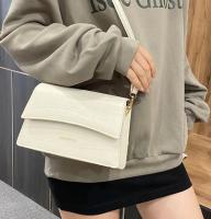 白色斜挎包