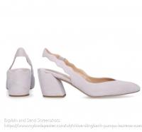 浅灰色高跟鞋