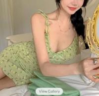 浅绿色吊带连衣裙 >>