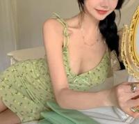 绿色碎花吊带连衣裙