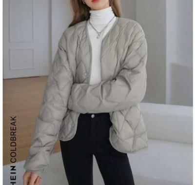 浅灰色棉服