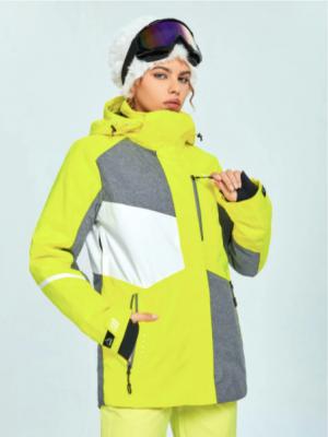 荧光绿滑雪服