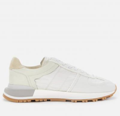 白色运动鞋