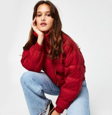 Levi's红色羽绒服