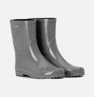 灰色雨靴