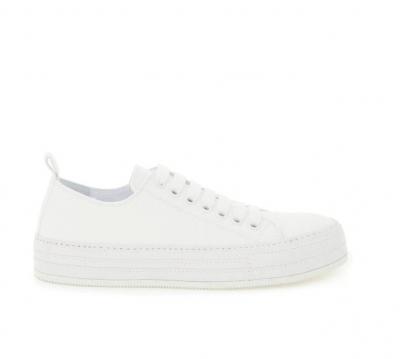 白色sneakers