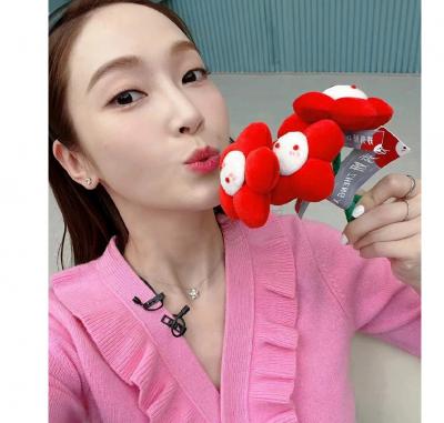 Jessica同款粉色花边针织衫