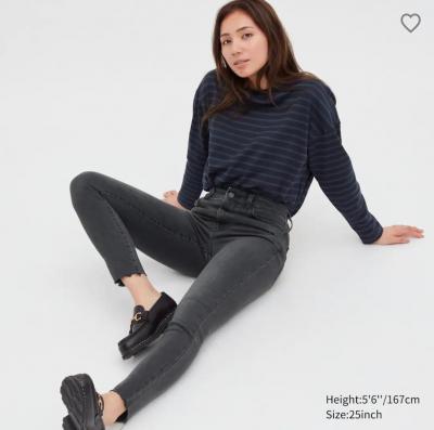 灰色紧身牛仔裤