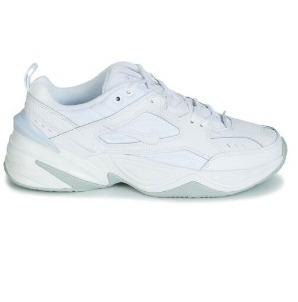 Nike M2K白色运动鞋