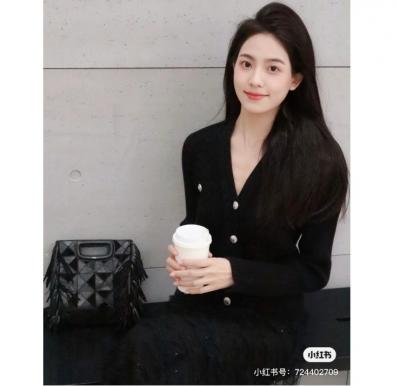 博主同款V领黑色针织