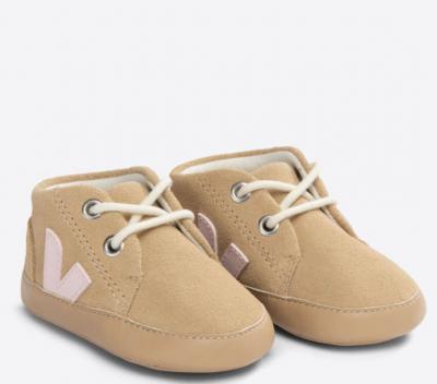 婴儿绒面运动鞋