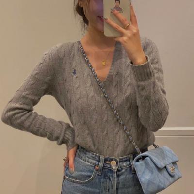 绞花针织羊毛V领毛衣
