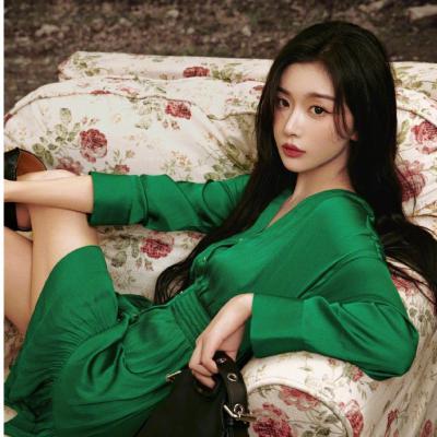 绿色垂坠连衣裙