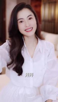 白色系绳镂空连衣裙