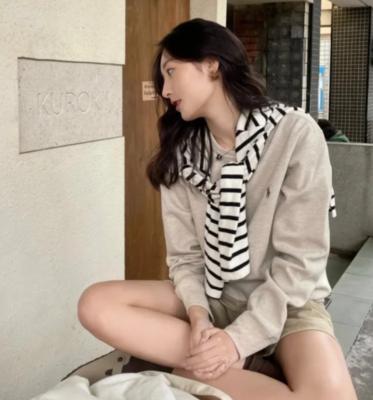 燕麦色拉链卫衣