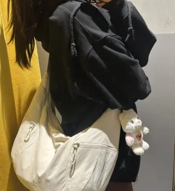 Large Slouchy Sling牛角包
