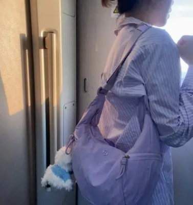 Slouchy Sling新款牛角包