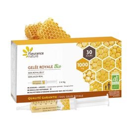 量杯中的有机蜂王浆