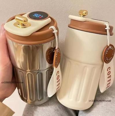 带智能 LED 显示屏的咖啡杯
