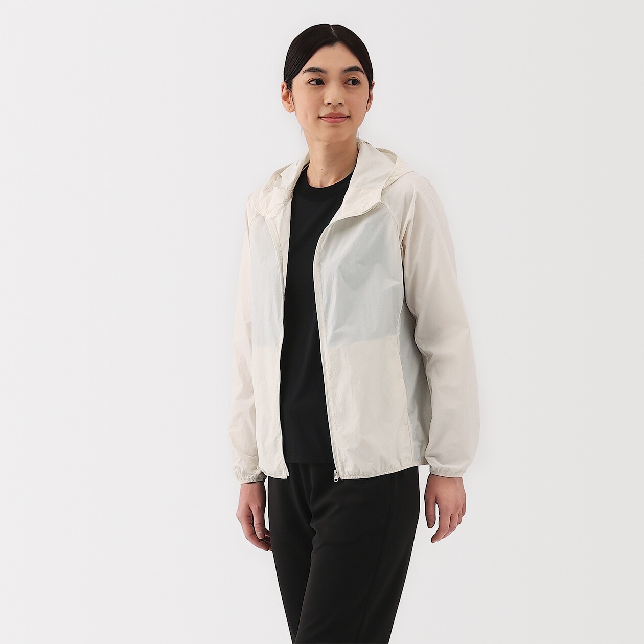 女士防水可收纳连帽外套。