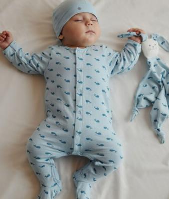 鲸鱼图案的婴儿连体衣