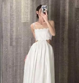 吊带露腰小白裙