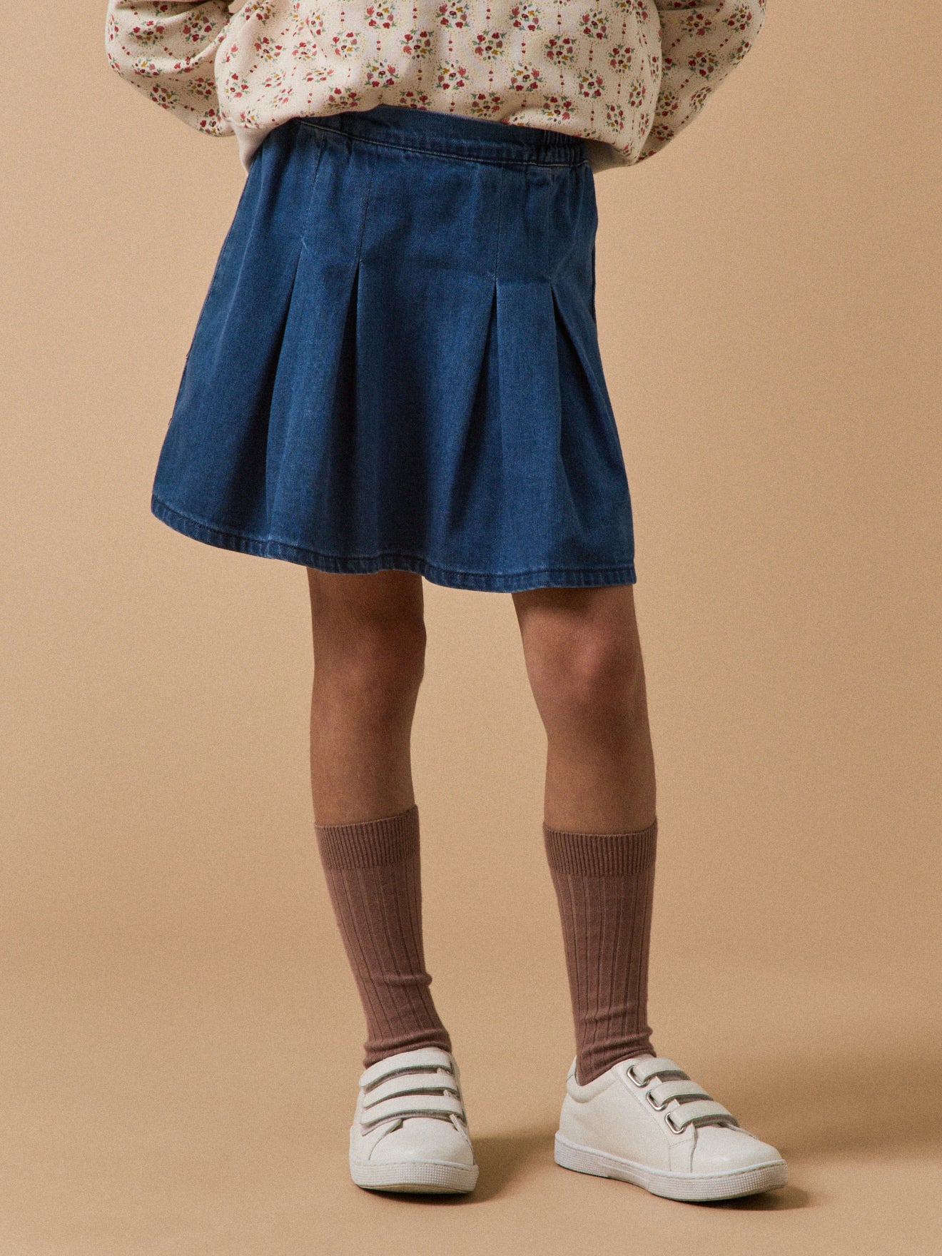 女孩牛仔裙