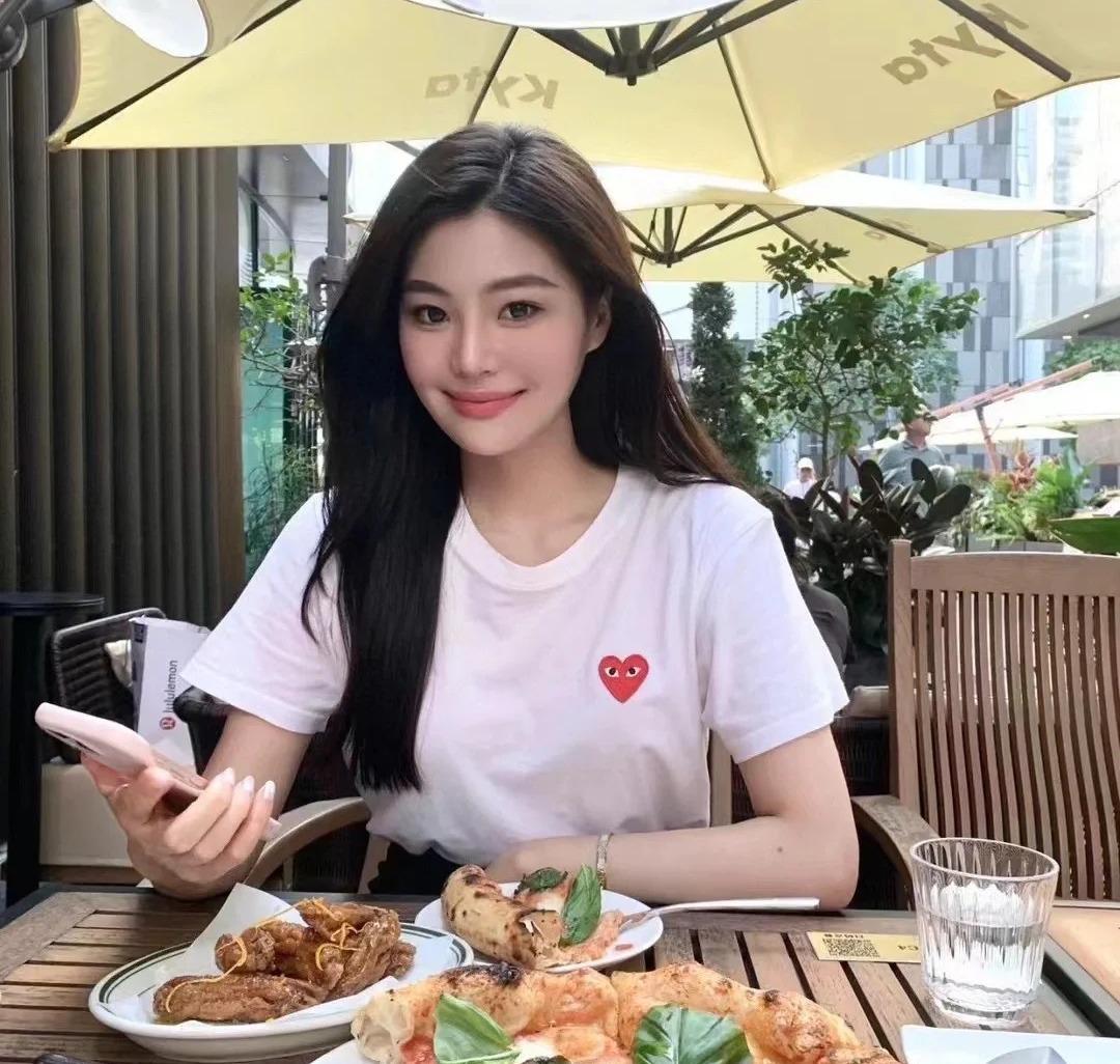 爱心白色短袖