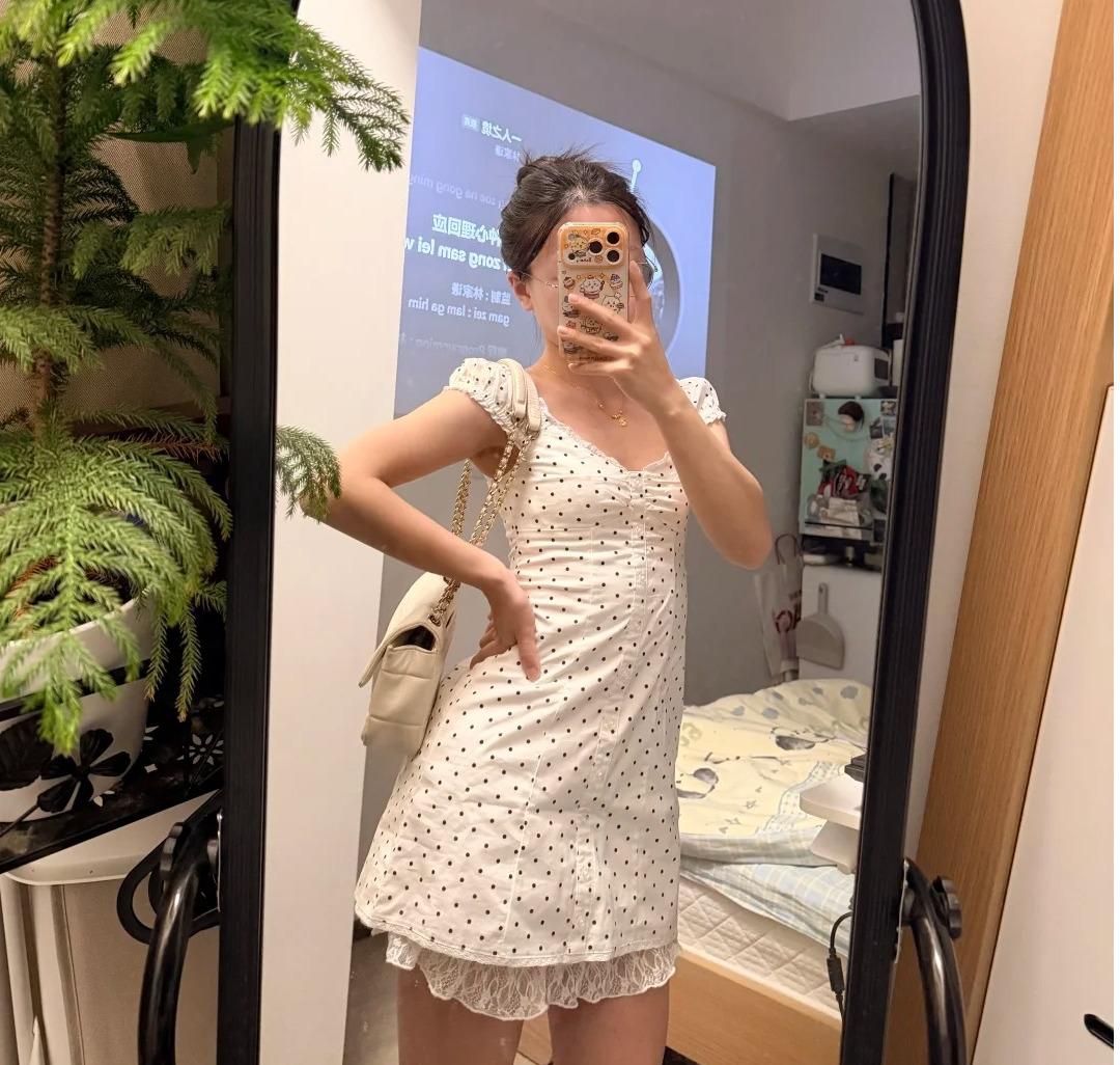 黑白波点连衣裙