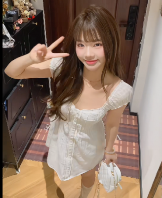 褶饰小飞袖连衣裙
