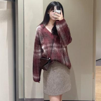 V领格纹毛衣