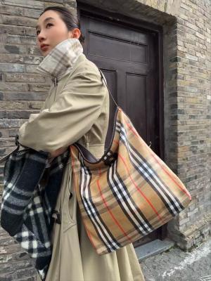 Burberry Highlands 格纹单肩包
