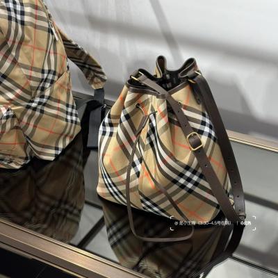 Burberry 格纹束口袋包