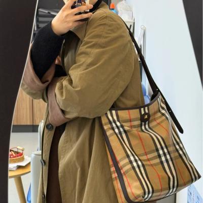 Burberry Highlands 格纹拉链手提包