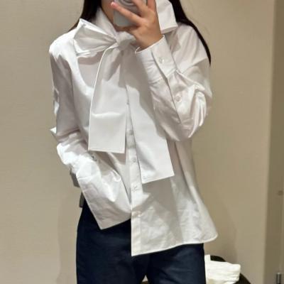 系带领白衬衫